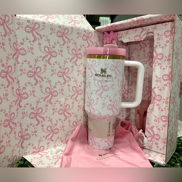 STANLEY + LoveShackFancy 40oz
Quencher Tumbler* COQUETTE BOW
CHANTILLY - Picture 4 of 5